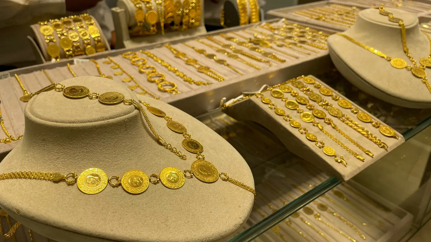 Fethiye'de çeyrekli bilekliklere yoğun ilgi: Hem takı hem yatırım aracı oldu