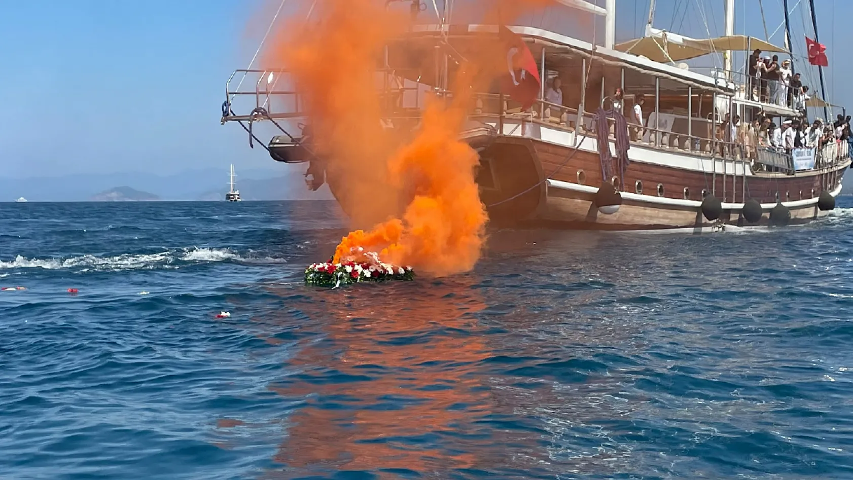 Fethiye'de deniz şehitleri için mavi sulara çelenk bırakıldı