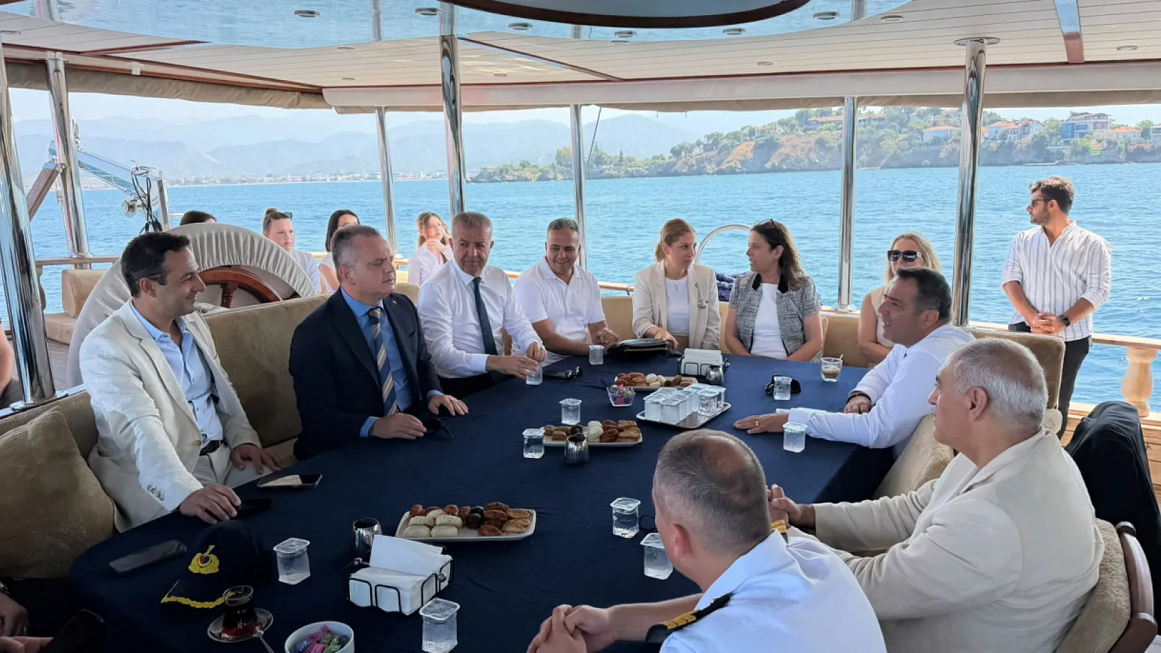 Fethiye'de deniz şehitleri için mavi sulara çelenk bırakıldı