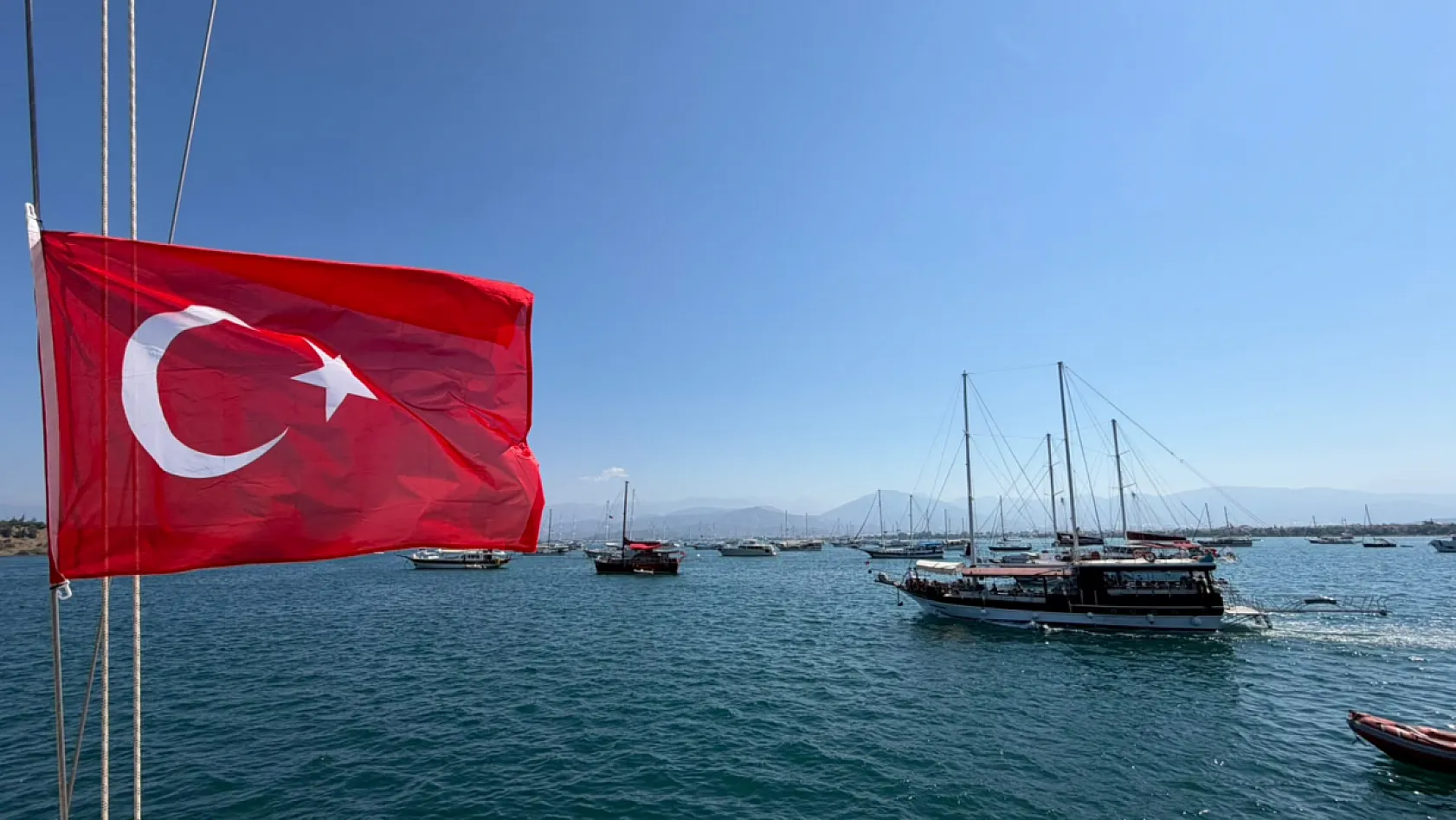 Fethiye'de deniz şehitleri için mavi sulara çelenk bırakıldı