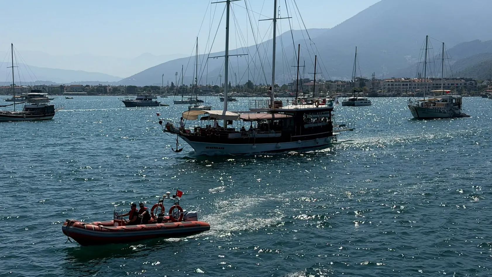 Fethiye'de deniz şehitleri için mavi sulara çelenk bırakıldı