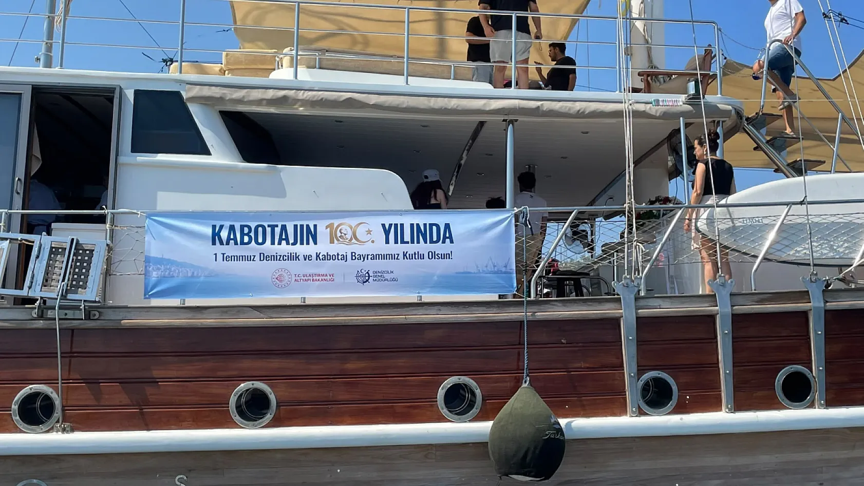 Fethiye'de deniz şehitleri için mavi sulara çelenk bırakıldı