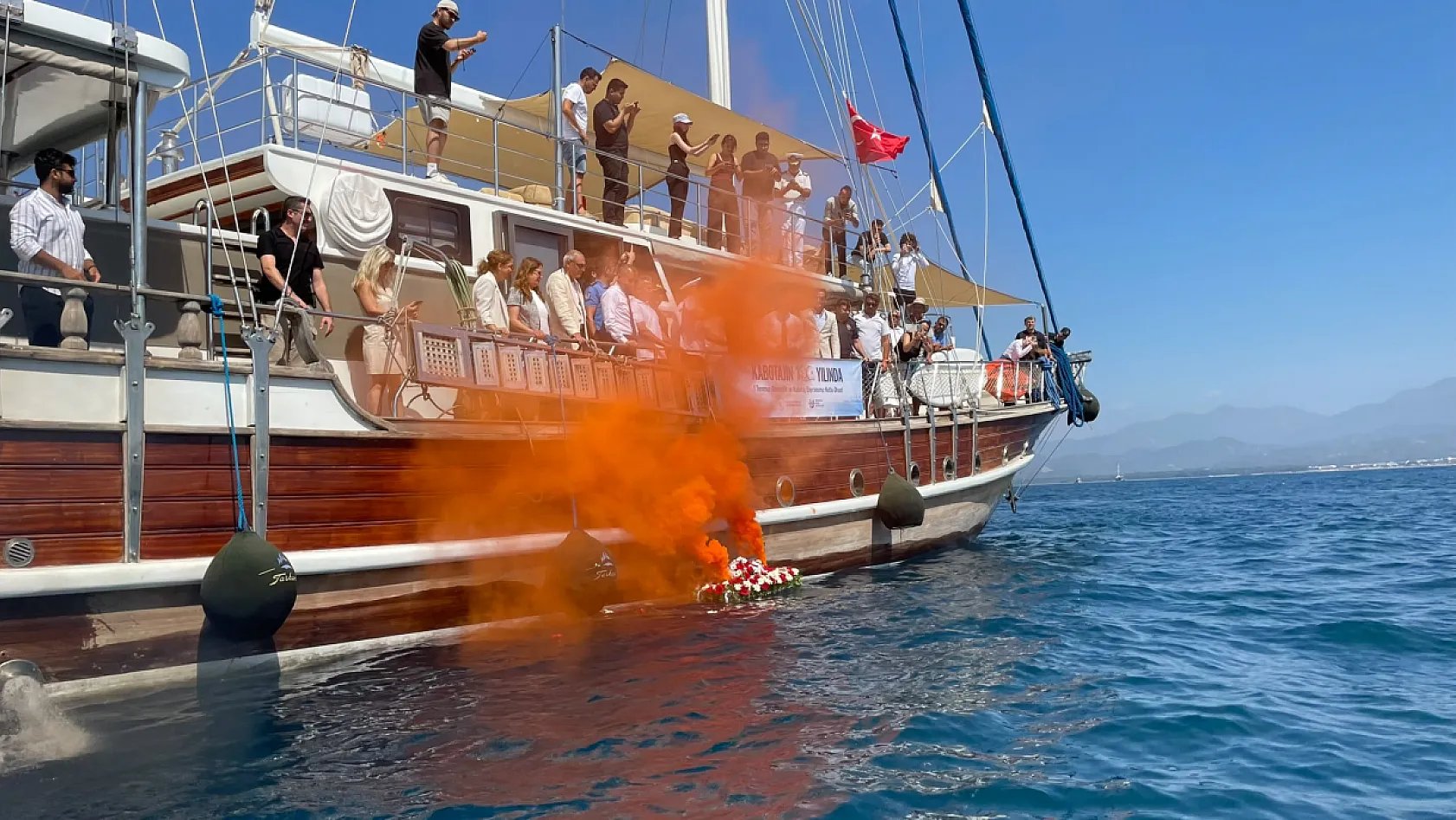 Fethiye'de deniz şehitleri için mavi sulara çelenk bırakıldı