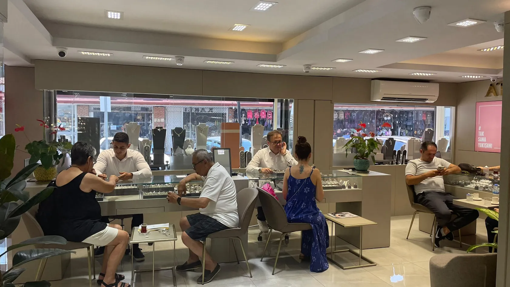 Fethiye'de düğün sezonu hareketliliği: Altındaki düşüş alıcıyı sevindirdi