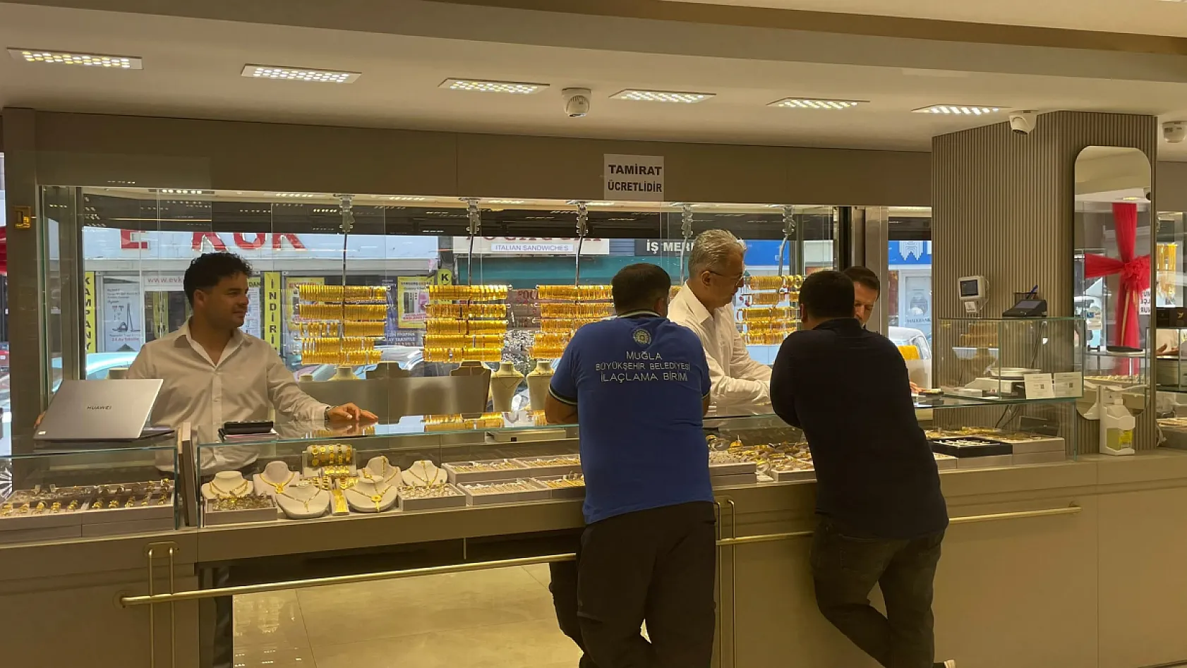 Fethiye'de düğün sezonu hareketliliği: Altındaki düşüş alıcıyı sevindirdi