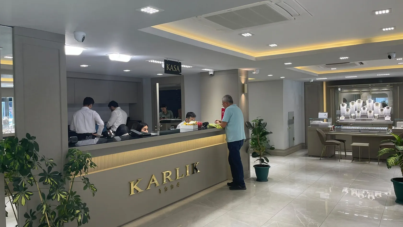 Fethiye'de düğün sezonu hareketliliği: Altındaki düşüş alıcıyı sevindirdi