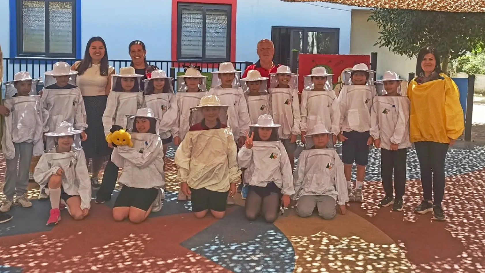 Fethiye'de Dünya Arı Günü'nde miniklere uygulamalı arıcılık eğitimi