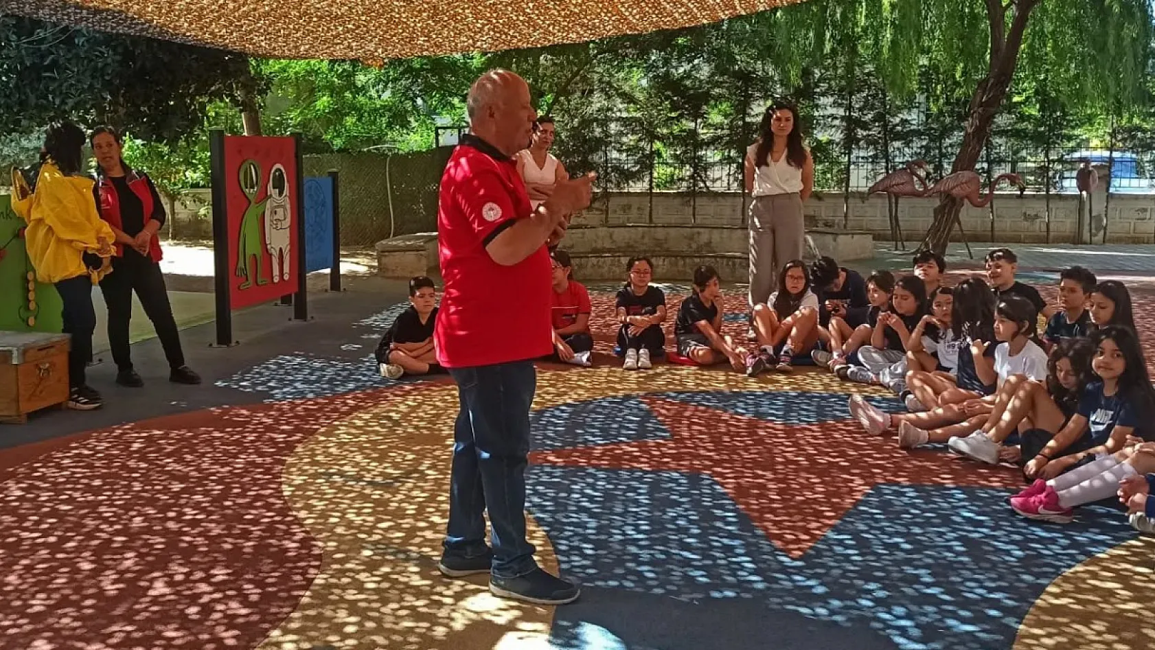 Fethiye'de Dünya Arı Günü'nde miniklere uygulamalı arıcılık eğitimi