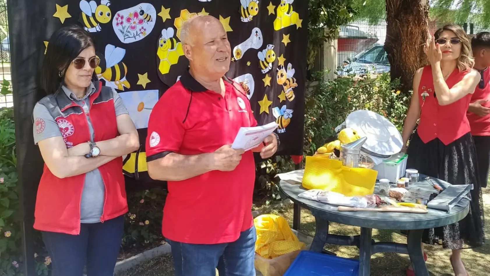 Fethiye'de Dünya Arı Günü'nde miniklere uygulamalı arıcılık eğitimi