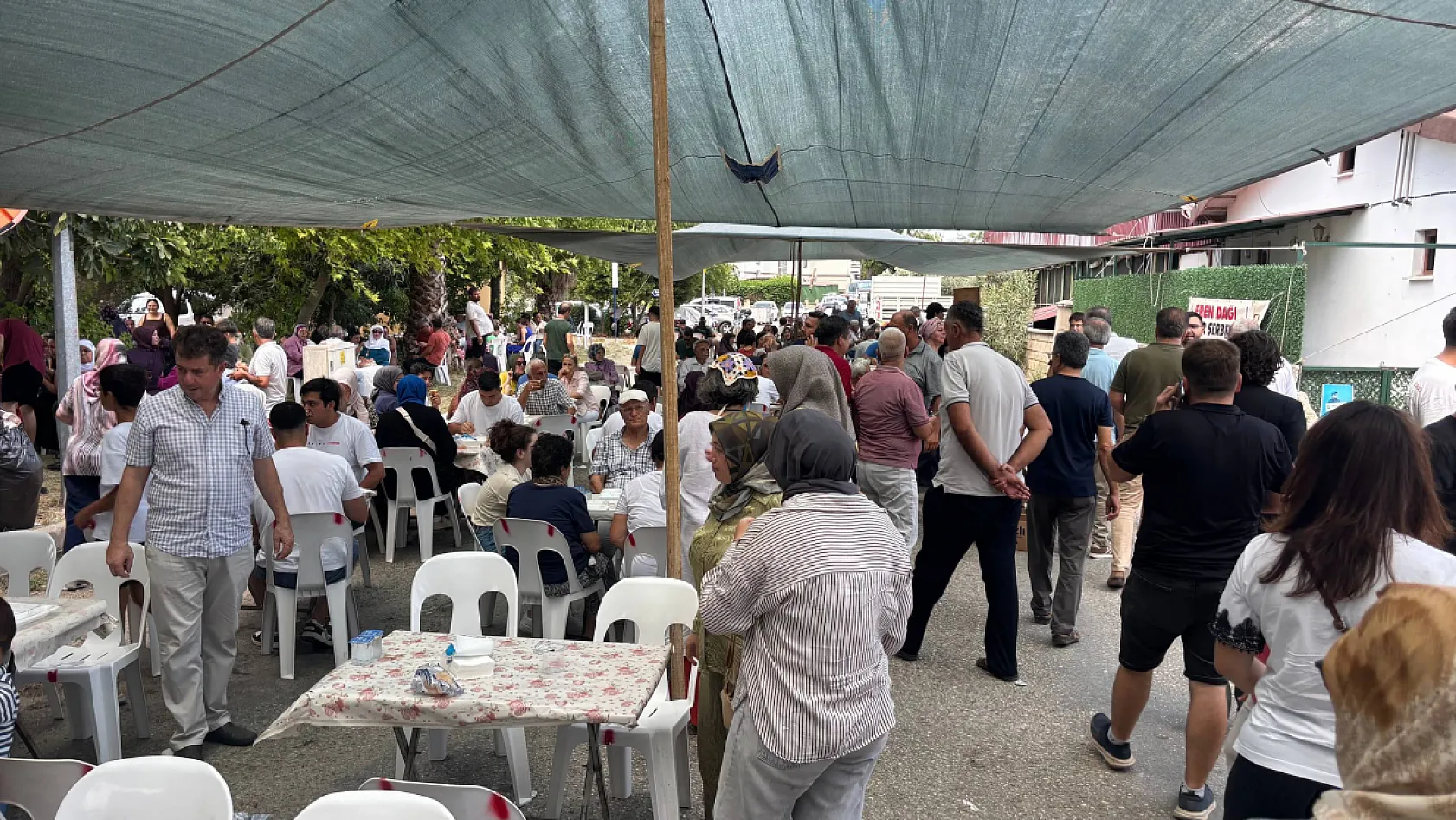 Fethiye'de Emine ve Buğra Çiftinin Düğün Yemeği Yoğun Katılımla Gerçekleşti