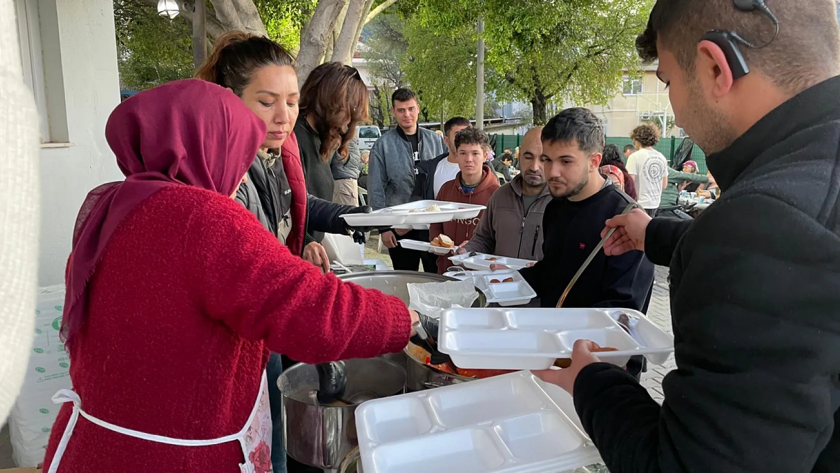 Fethiye'de engelliler için gönül sofrası kuruldu