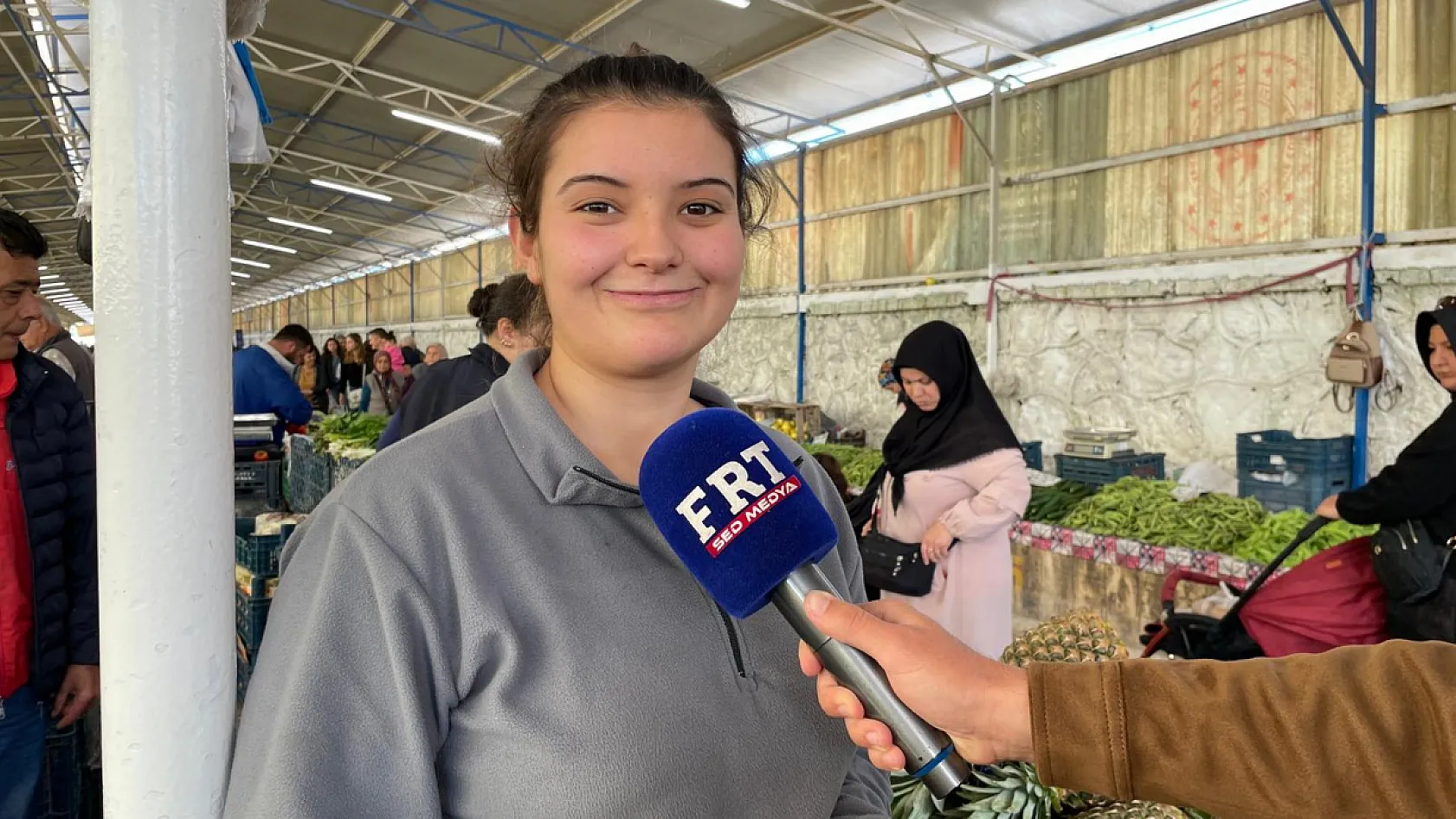 Fethiye'de erik pazar tezgahlarında yerini aldı: Kilosu 1.000 TL'den satılıyor