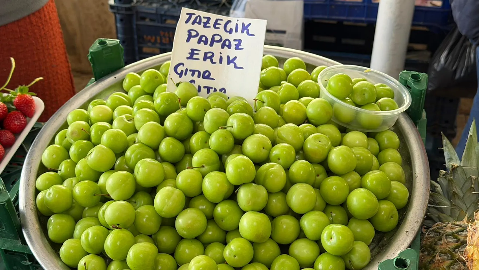 Fethiye'de erik pazar tezgahlarında yerini aldı: Kilosu 1.000 TL'den satılıyor