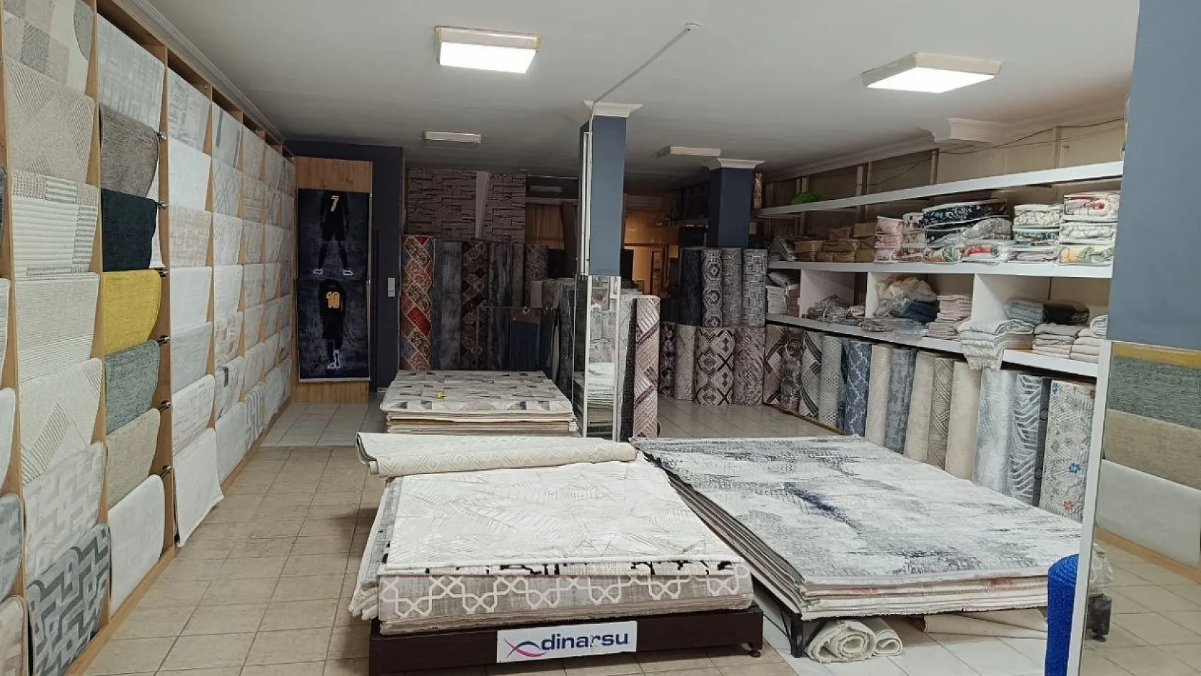 Fethiye'de Esnaf Savaş Hasbi: 'Sıcak İklim Nedeniyle Dekoratif Halılar Tercih Ediliyor'