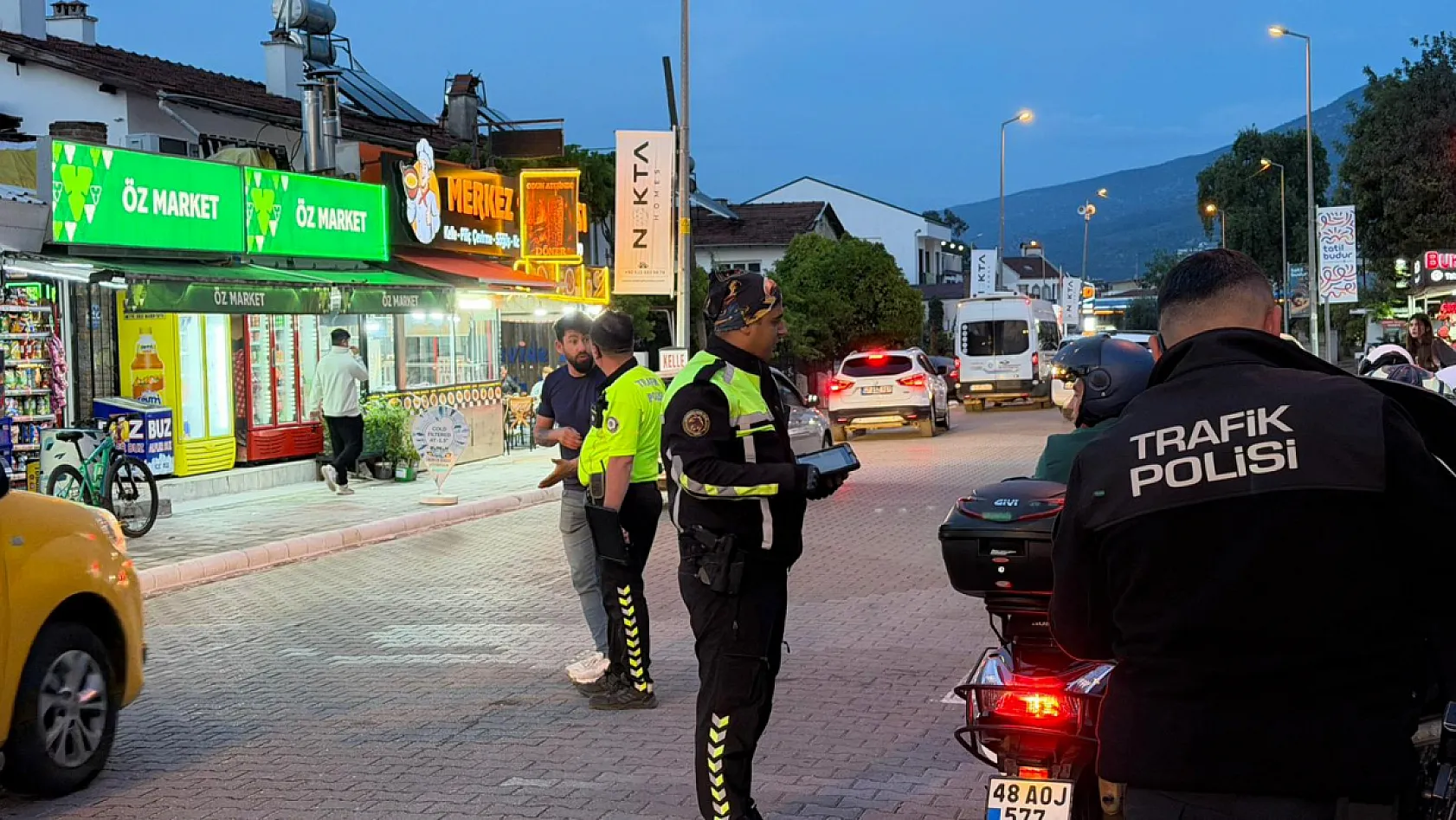 Fethiye'de gece denetimi: Üst Yol'da motosiklet sürücülerine sıkı kontrol