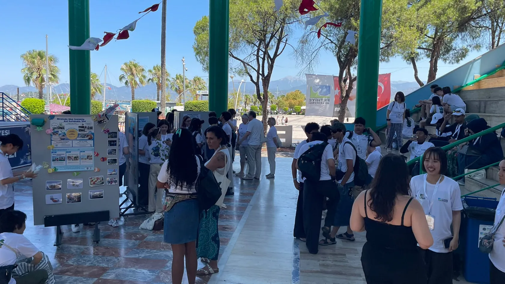 Fethiye'de genç çevrecilerden uluslararası poster sergisi