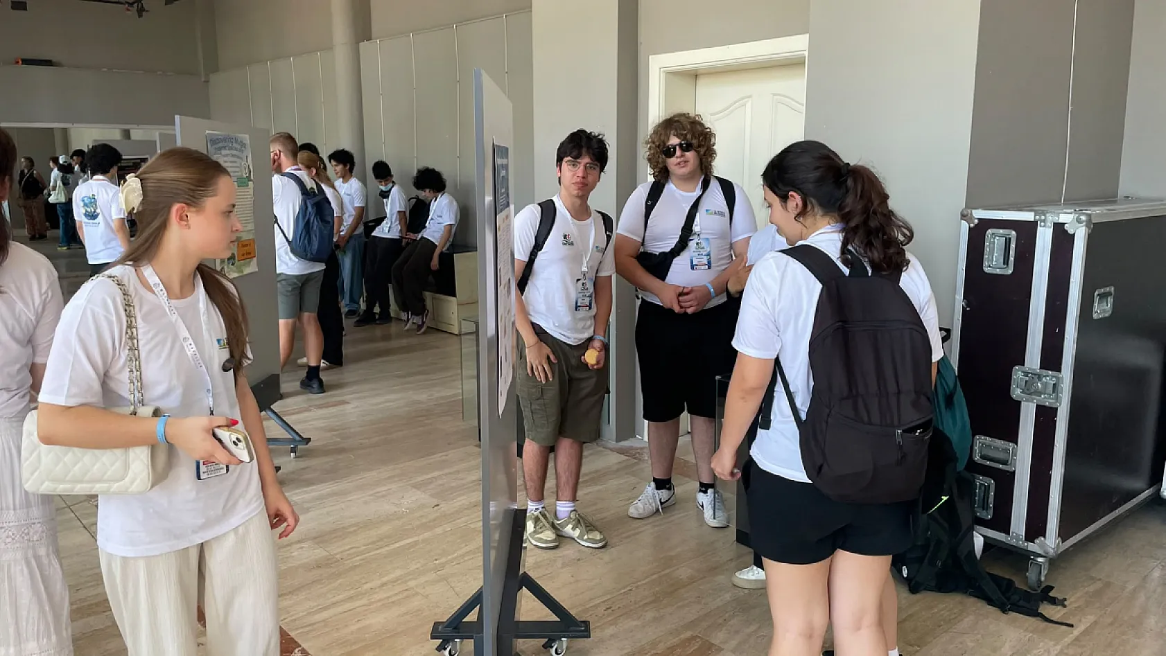 Fethiye'de genç çevrecilerden uluslararası poster sergisi