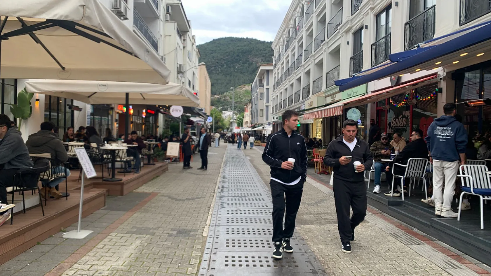 Fethiye'de gençlerin bayramda buluşma noktası: 'Dispanser Sokak'