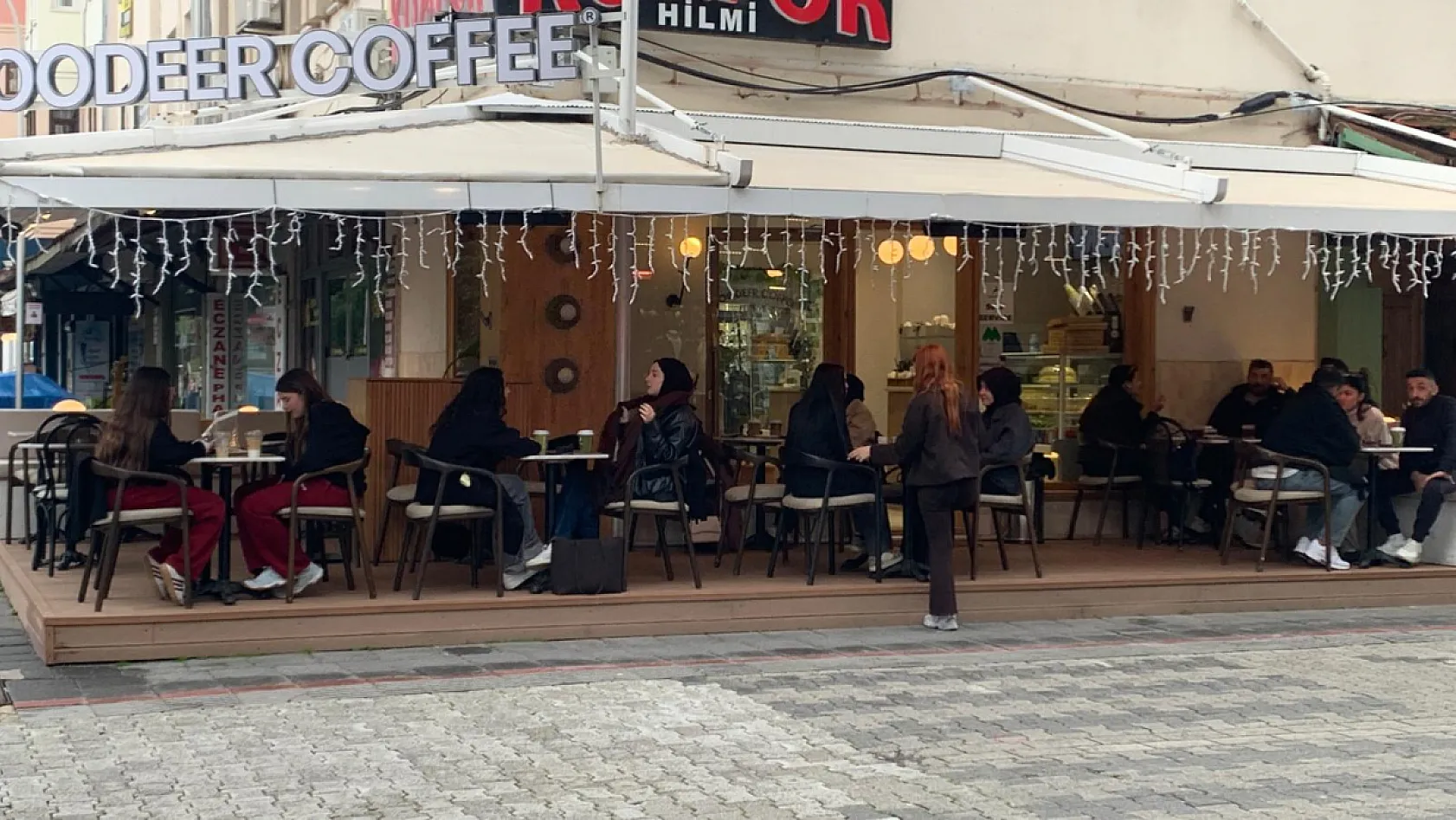 Fethiye'de gençlerin bayramda buluşma noktası: 'Dispanser Sokak'