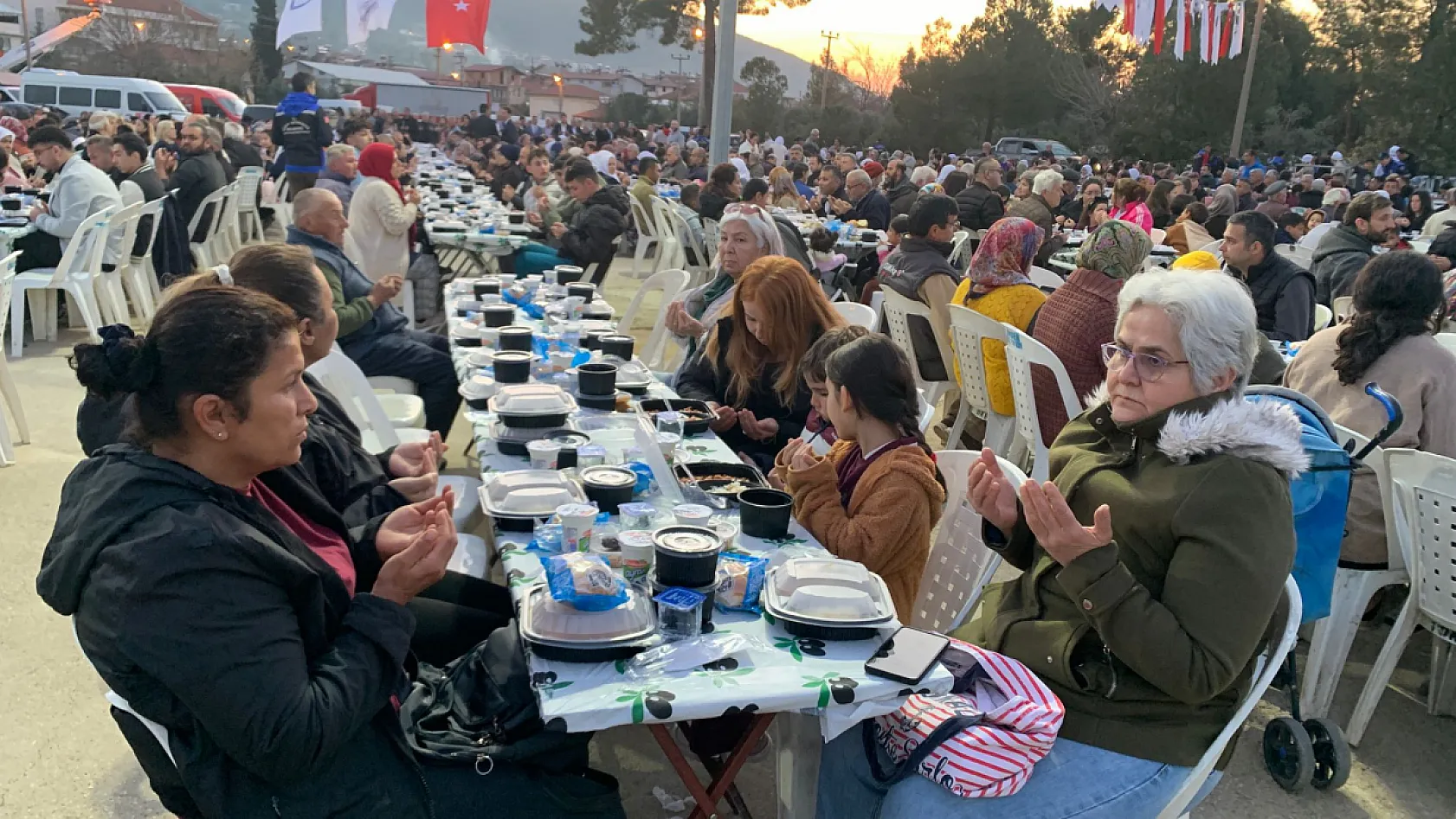 Fethiye'de gönül sofrası kuruldu: Yüzlerce vatandaş aynı iftarda buluştu