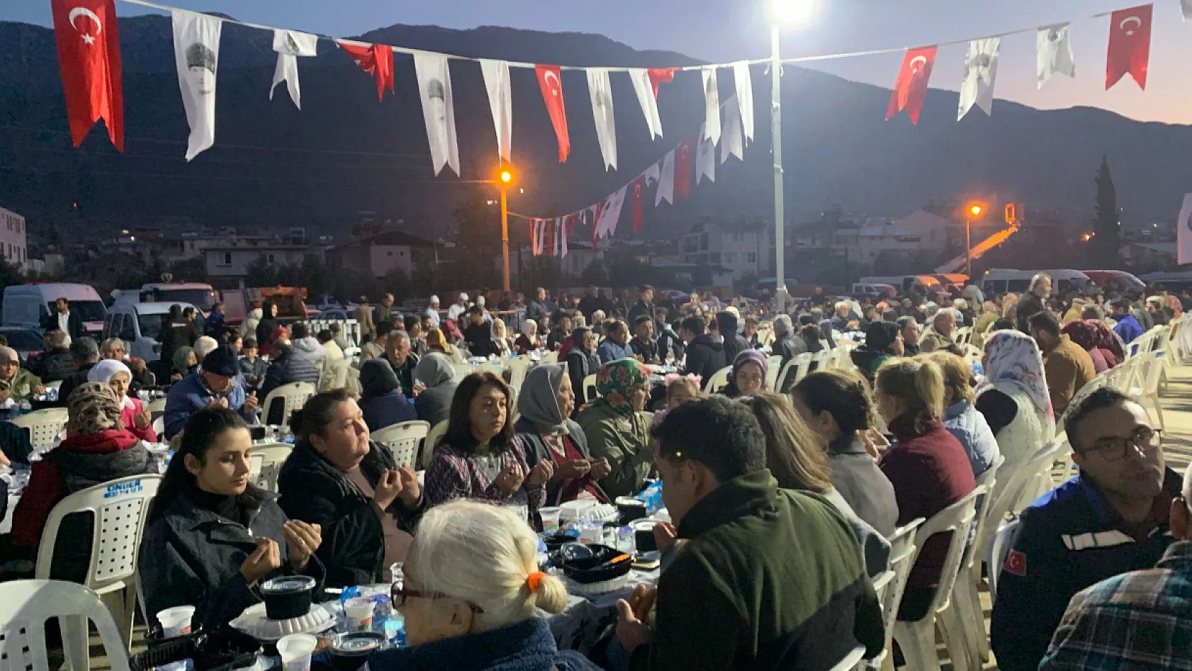 Fethiye'de gönül sofrası kuruldu: Yüzlerce vatandaş aynı iftarda buluştu