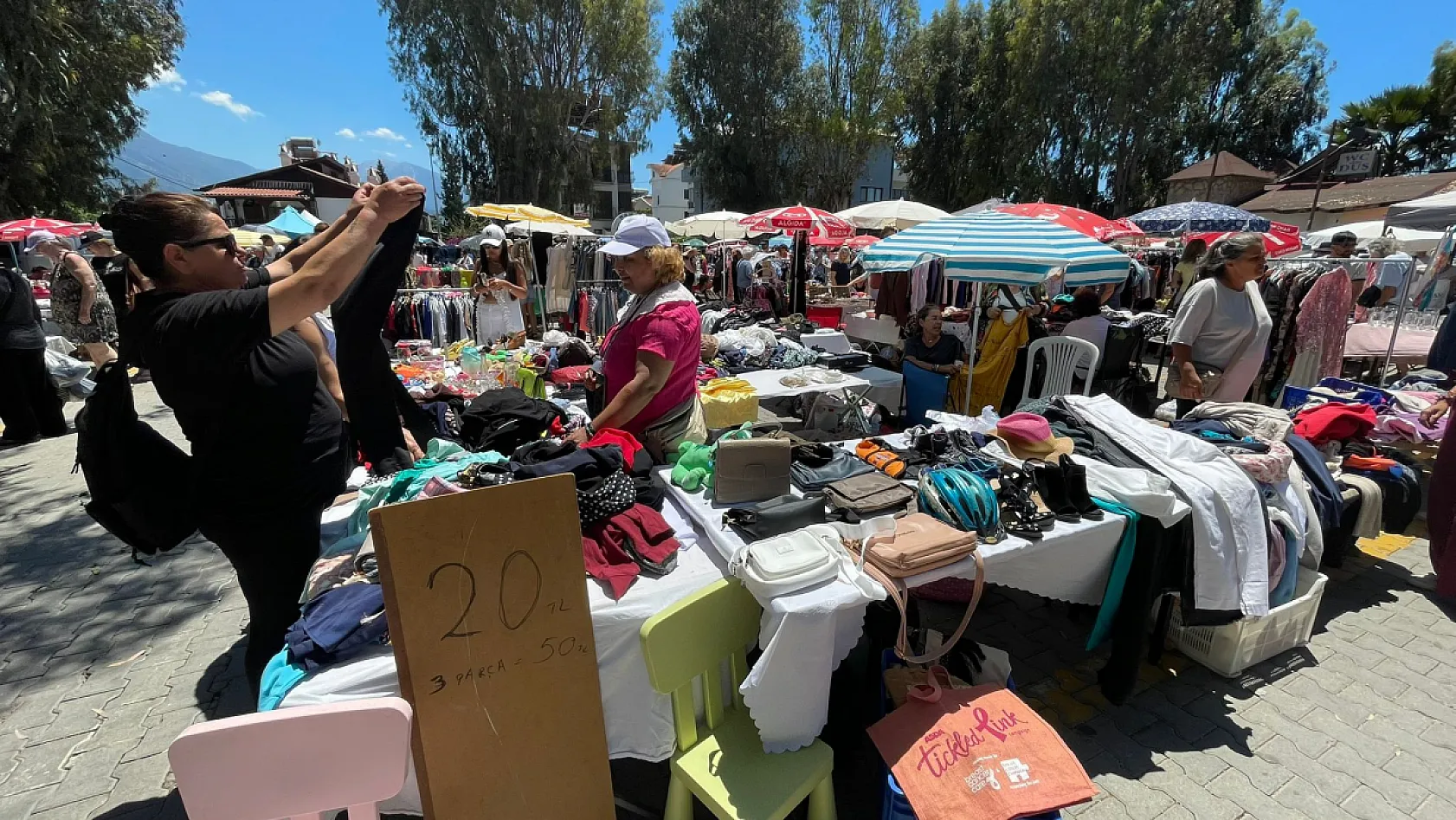 Fethiye'de gönüllü dayanışma: Her satış sokak hayvanları için