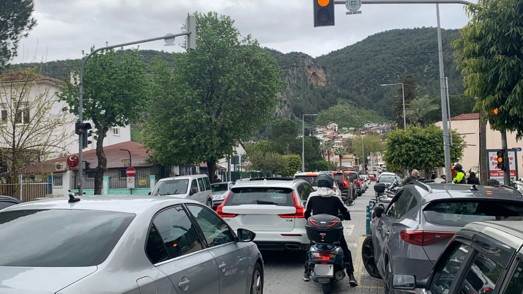Fethiye'de hava kapalı, trafik açık: Şehir merkezinde araç yoğunluğu