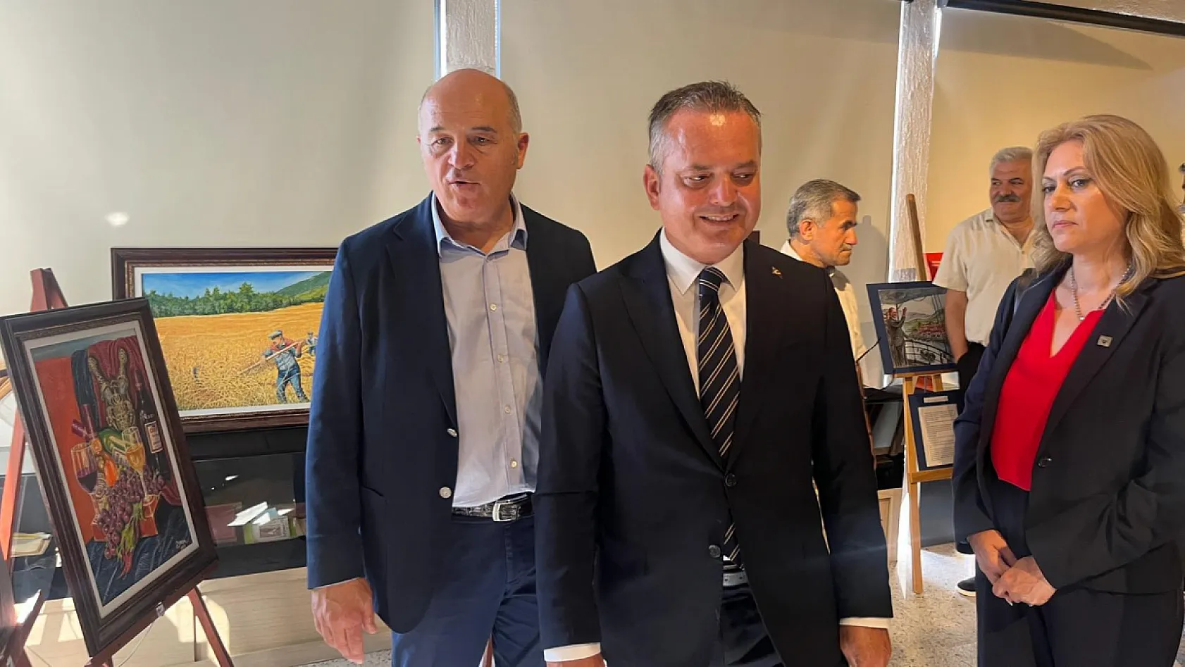 Fethiye'de Hekimden Sanata Uzanan Yolculuk: Osman Kurtuluş'un 'Portreler' Sergisi Açıldı