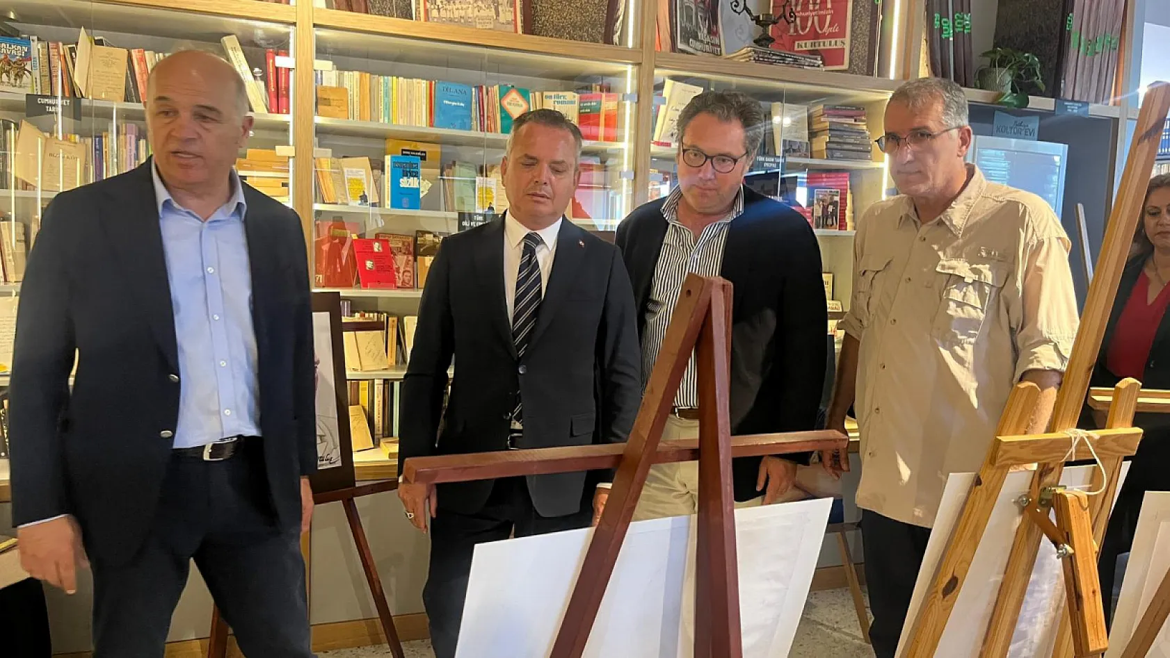 Fethiye'de Hekimden Sanata Uzanan Yolculuk: Osman Kurtuluş'un 'Portreler' Sergisi Açıldı