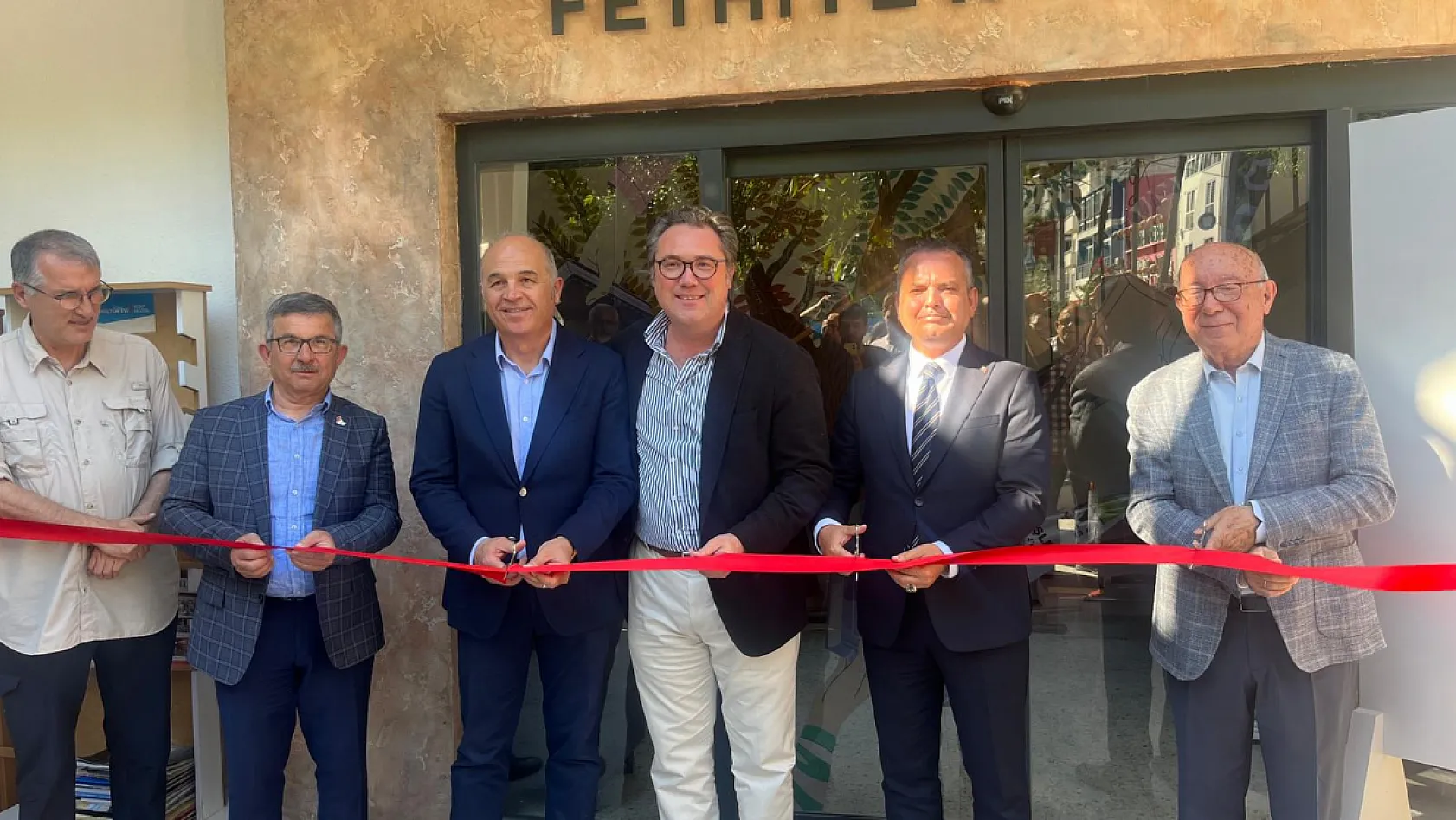 Fethiye'de Hekimden Sanata Uzanan Yolculuk: Osman Kurtuluş'un 'Portreler' Sergisi Açıldı
