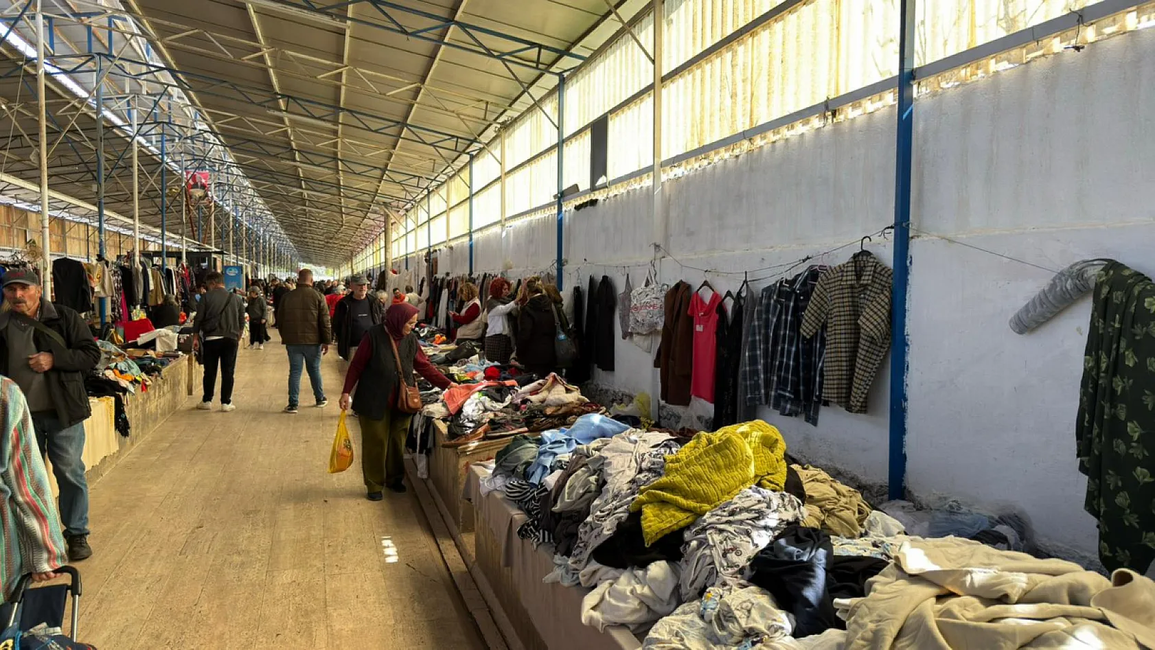 Fethiye'de ikinci el pazarı üniversitelilere umut oluyor