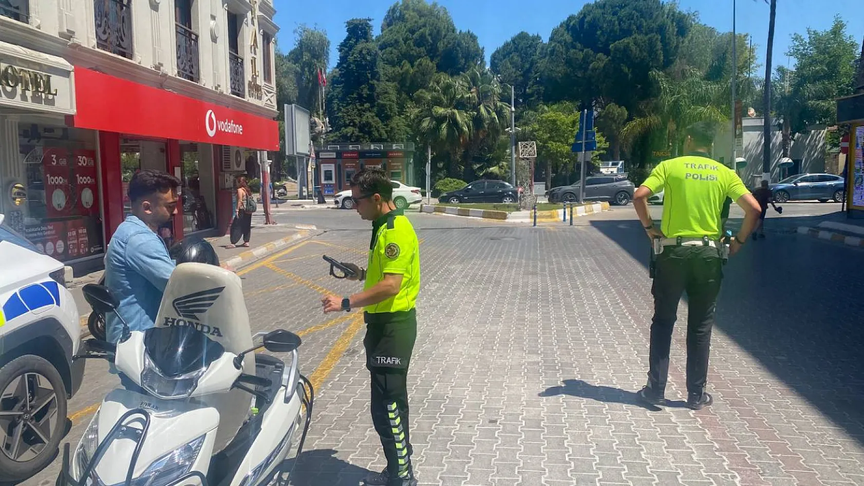 Fethiye'de 'Jokey Kask' Denetimi: Kurallara Uymayan Sürücülere 2 Bin 500 TL Ceza