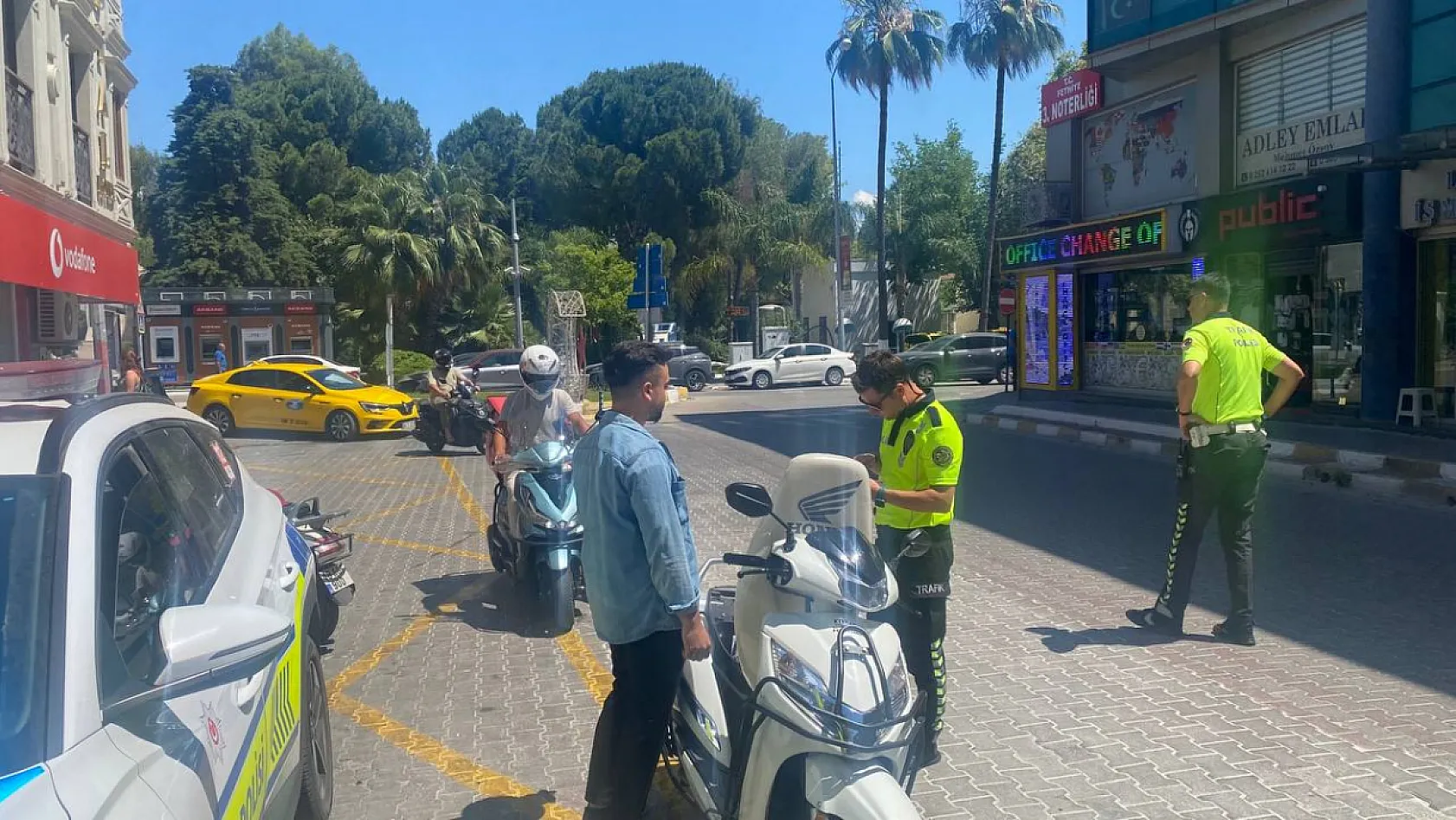 Fethiye'de 'Jokey Kask' Denetimi: Kurallara Uymayan Sürücülere 2 Bin 500 TL Ceza
