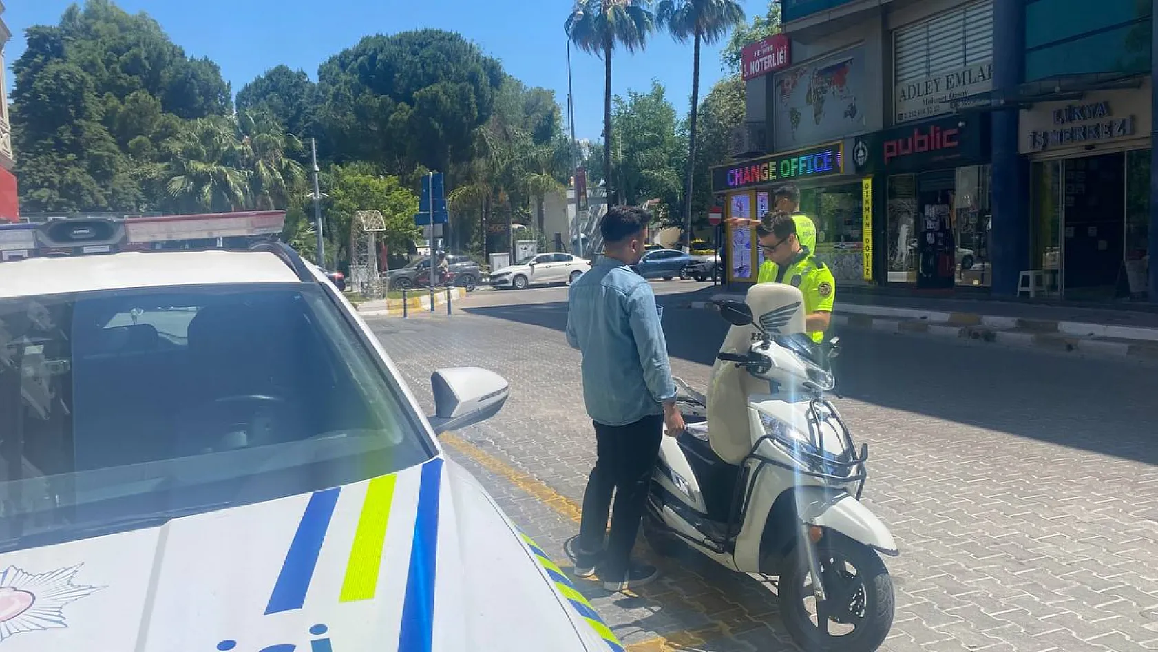 Fethiye'de 'Jokey Kask' Denetimi: Kurallara Uymayan Sürücülere 2 Bin 500 TL Ceza