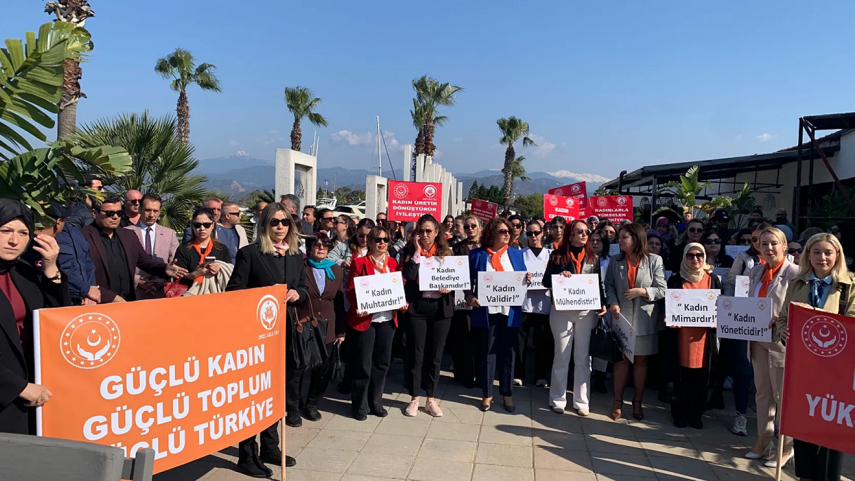 Fethiye'de kadınlar için 'Farkındalık Yürüyüşü': Özgecan Anıtı'ndan Beşkaza Meydanı'na
