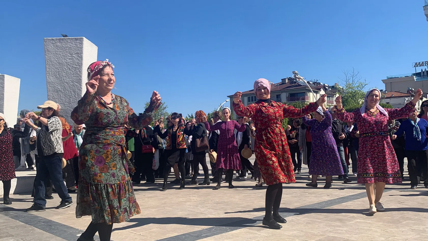 Fethiye'de Kadınlar Yöresel Kıyafetlerle Sarıcada Buğday Tanesi Oynadı
