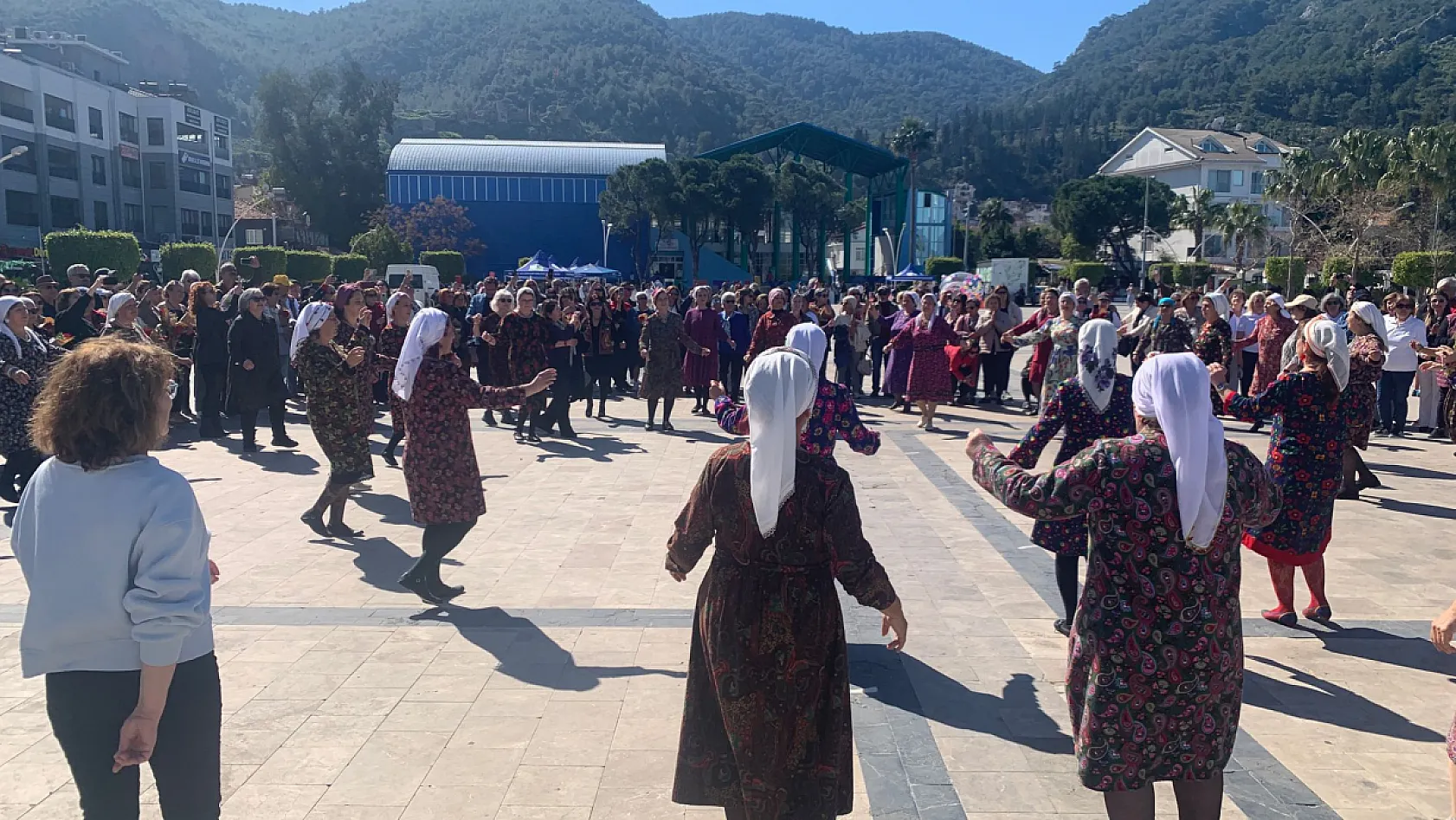 Fethiye'de Kadınlar Yöresel Kıyafetlerle Sarıcada Buğday Tanesi Oynadı