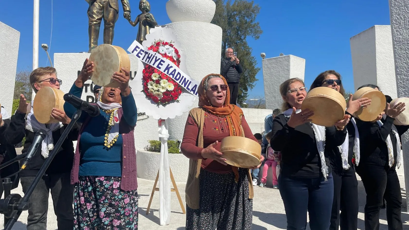 Fethiye'de Kadınlar Yöresel Kıyafetlerle Sarıcada Buğday Tanesi Oynadı