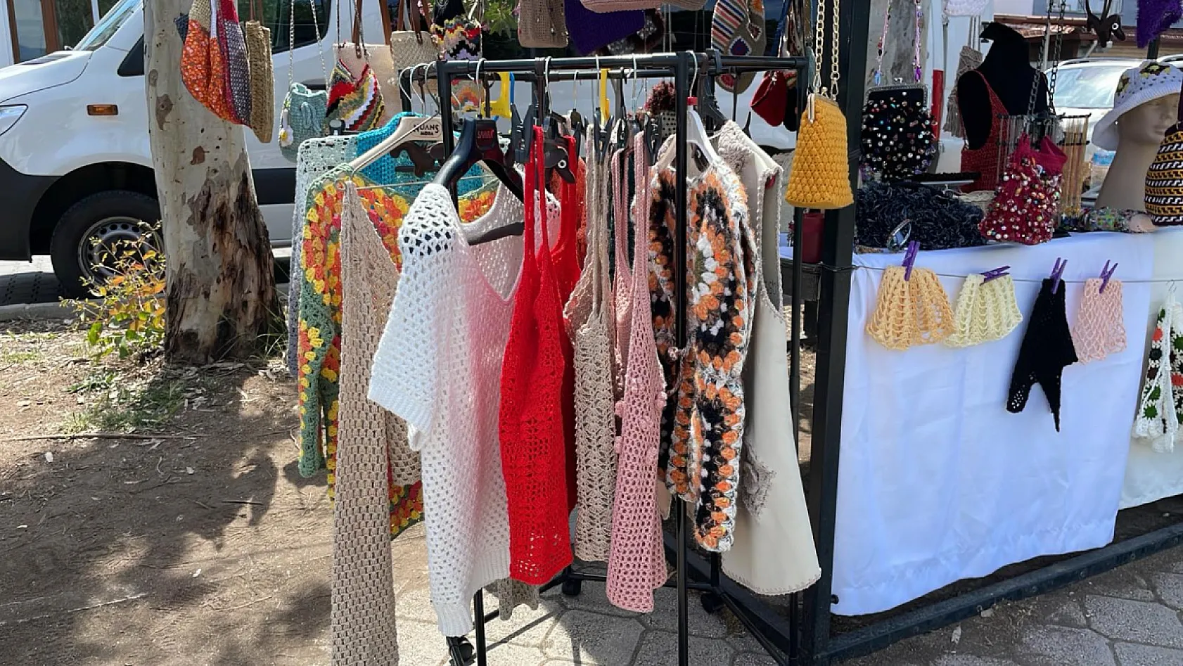 Fethiye'de kadınların ürettiği el emeği ürünler stantlarda satışta