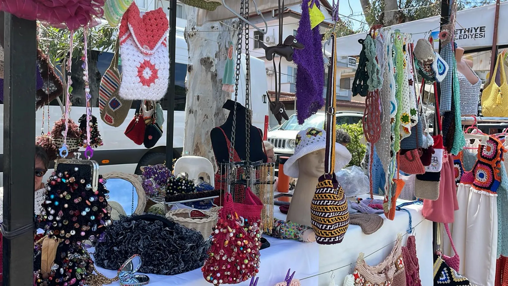 Fethiye'de kadınların ürettiği el emeği ürünler stantlarda satışta