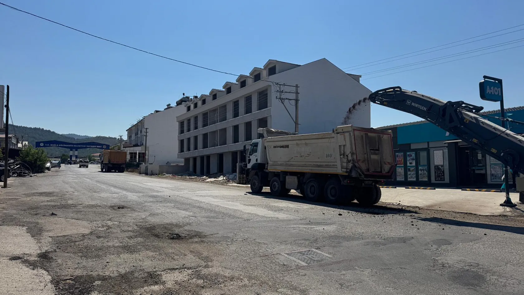 Fethiye'de Karaçulha Toptancı Hali önünde yol yapım çalışması başlatıldı