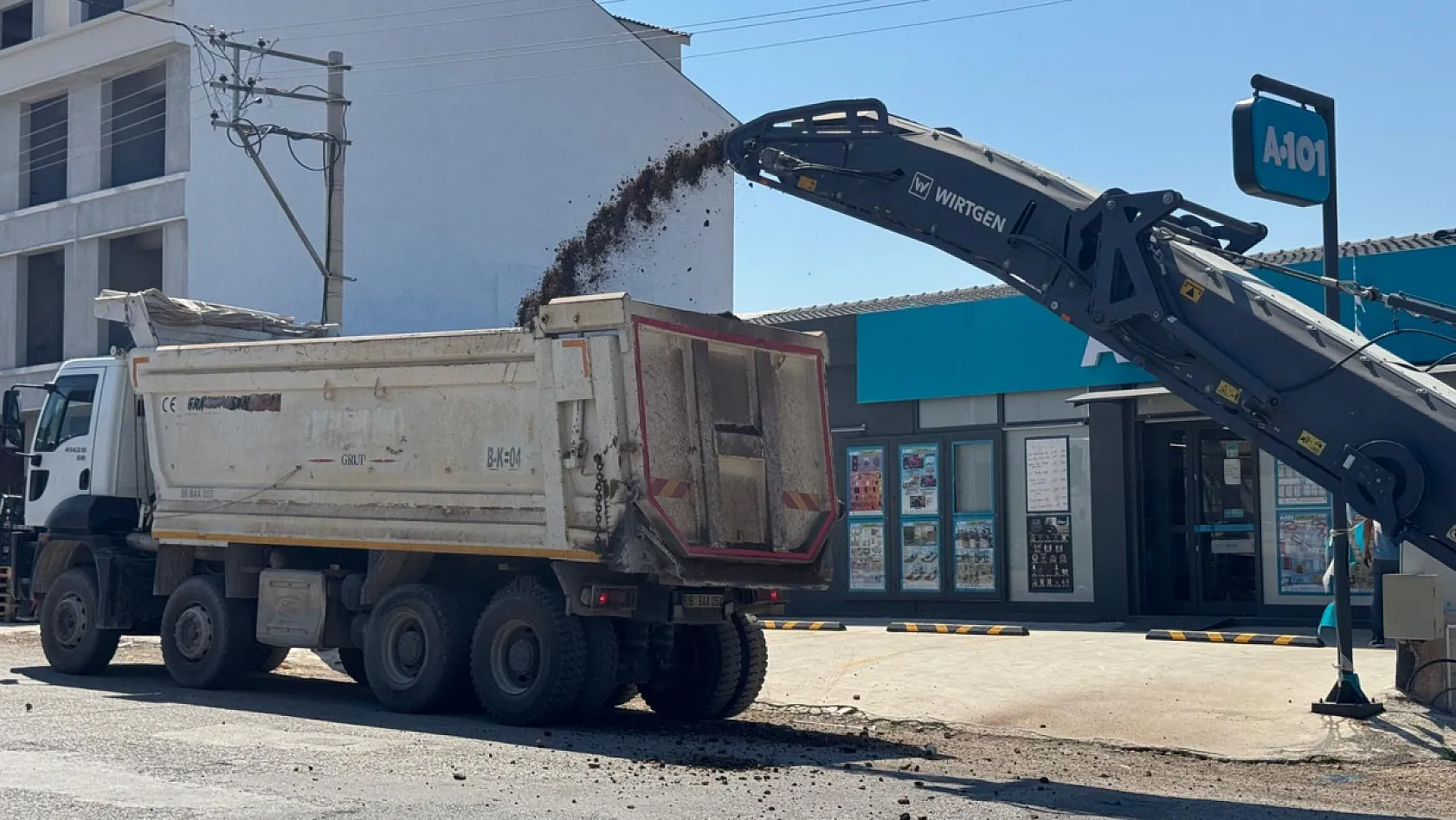 Fethiye'de Karaçulha Toptancı Hali önünde yol yapım çalışması başlatıldı