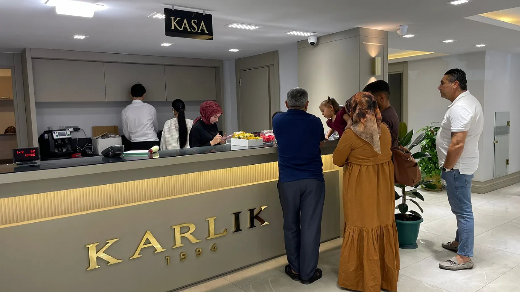 Fethiye'de Karlık Kuyumculuk'tan yatırımcılara 'Üzülmeyin, fiyatlar yükselecek' mesajı
