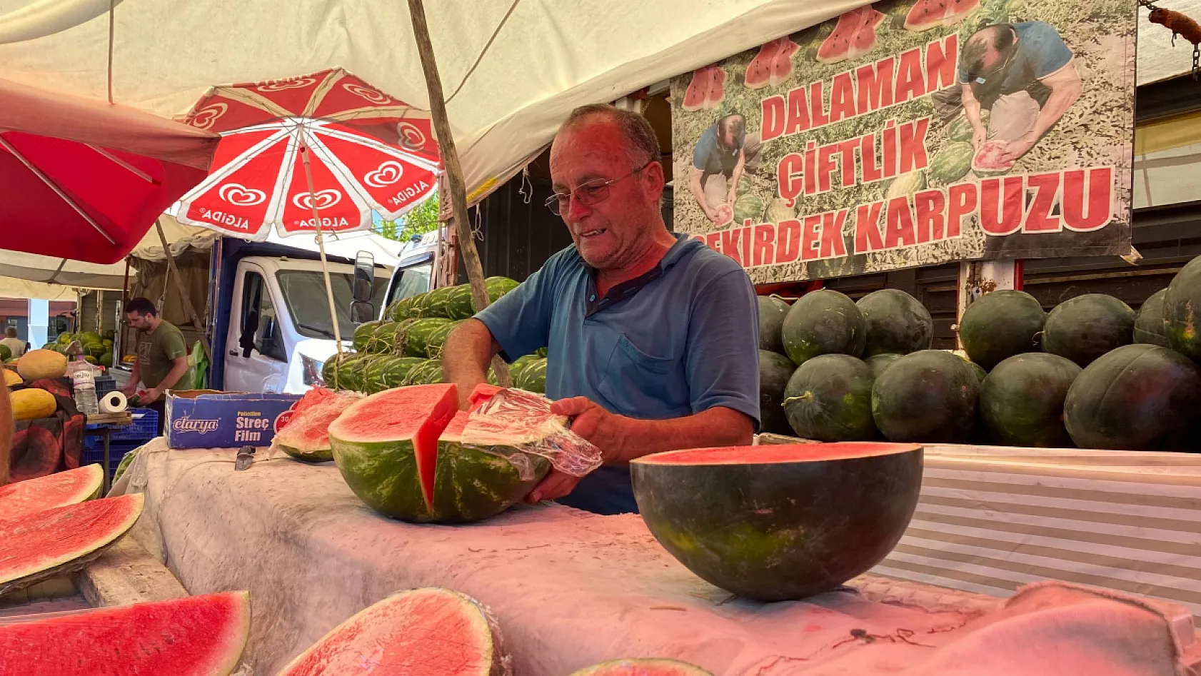 Fethiye'de karpuz sezonu hareketlendi: Dalaman Cezaevi üretimi karpuzlar pazarda ilgi görüyor