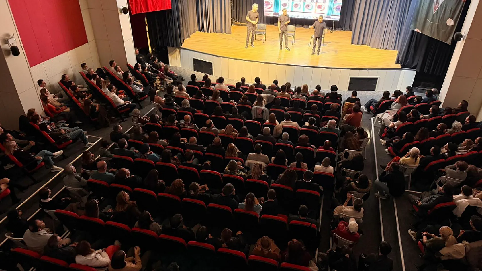 Fethiye'de 'Kirli Sepeti'ne yoğun ilgi: Salon tıklım tıklım doldu