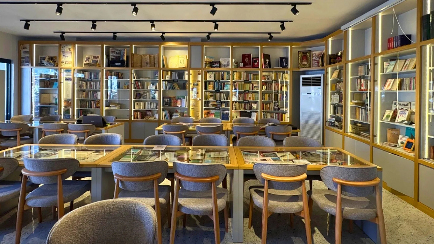 Fethiye'de Kitap Müzesi arşivine üniversite öğrencilerinden dijital destek