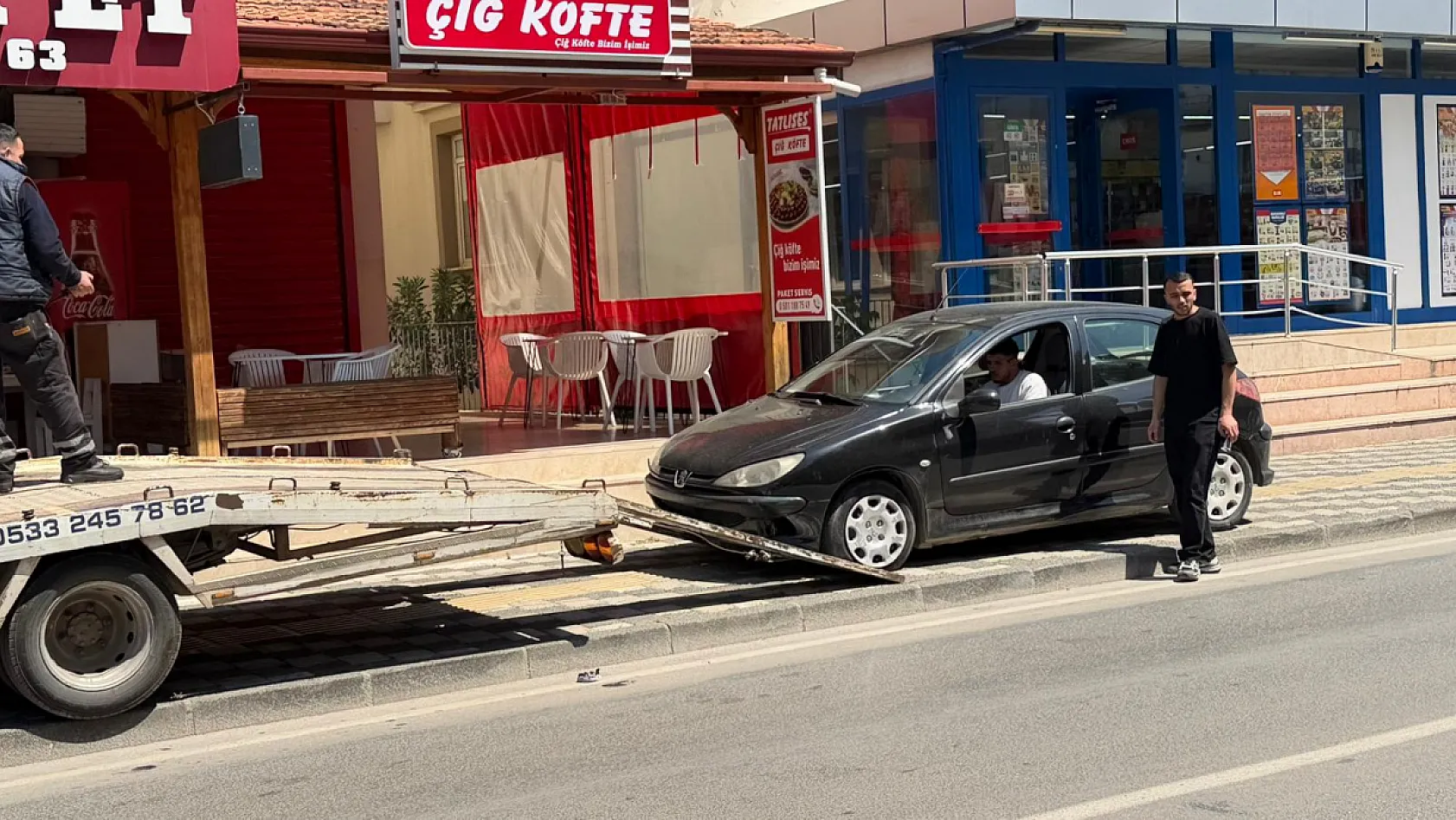 Fethiye'de korkutan anlar: Araç demir bariyerlere çarparak durdu