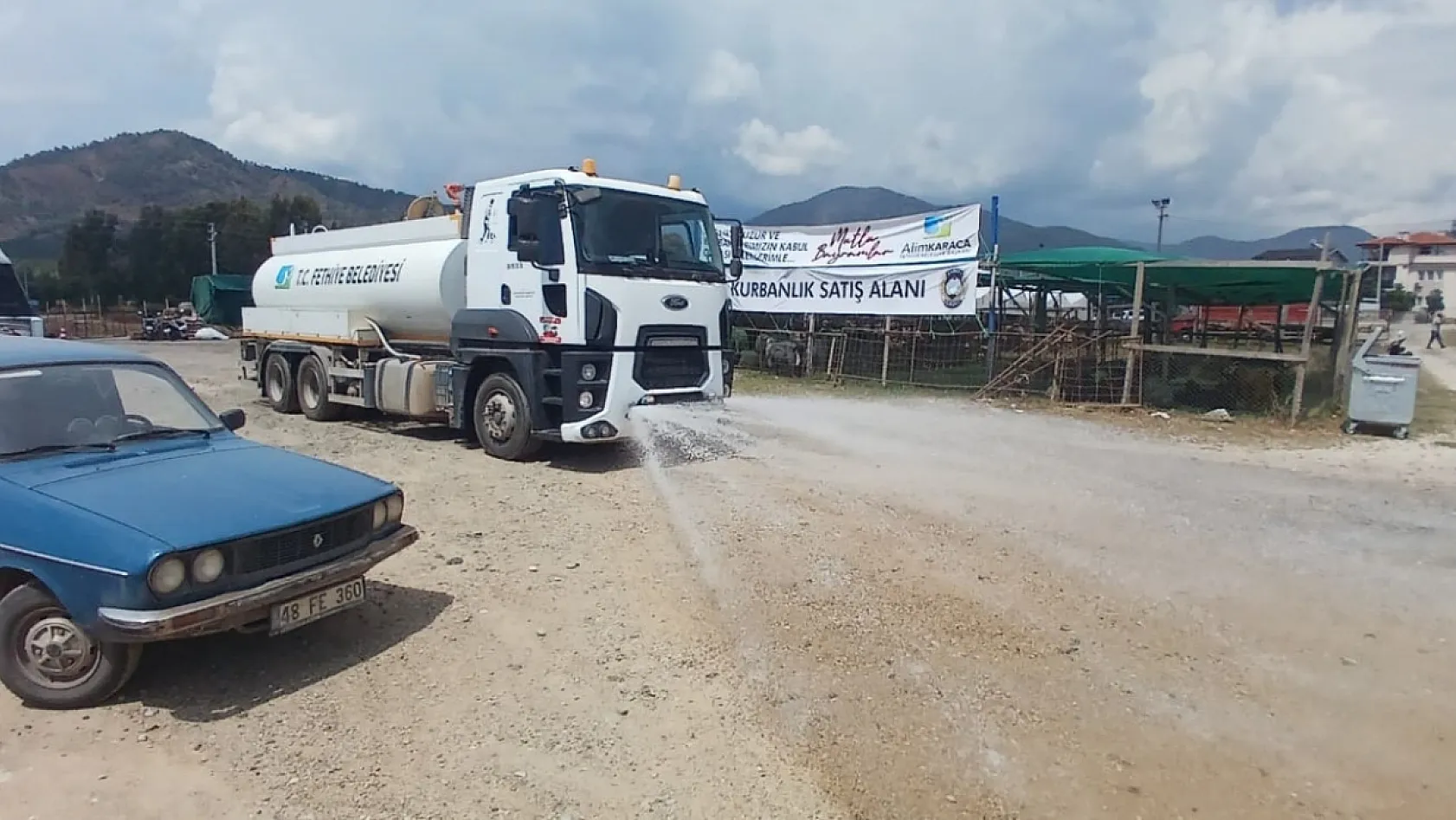 Fethiye'de kurban satış alanında yoğun mesai: Toza karşı gün boyu sulama çalışması