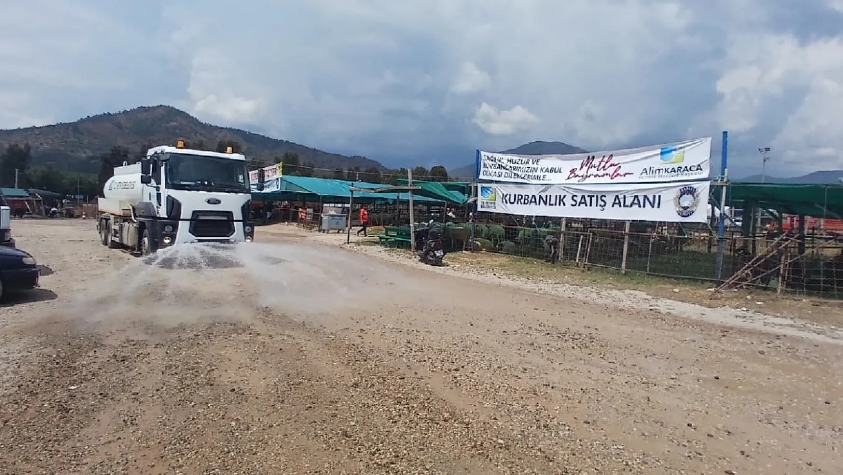 Fethiye'de kurban satış alanında yoğun mesai: Toza karşı gün boyu sulama çalışması