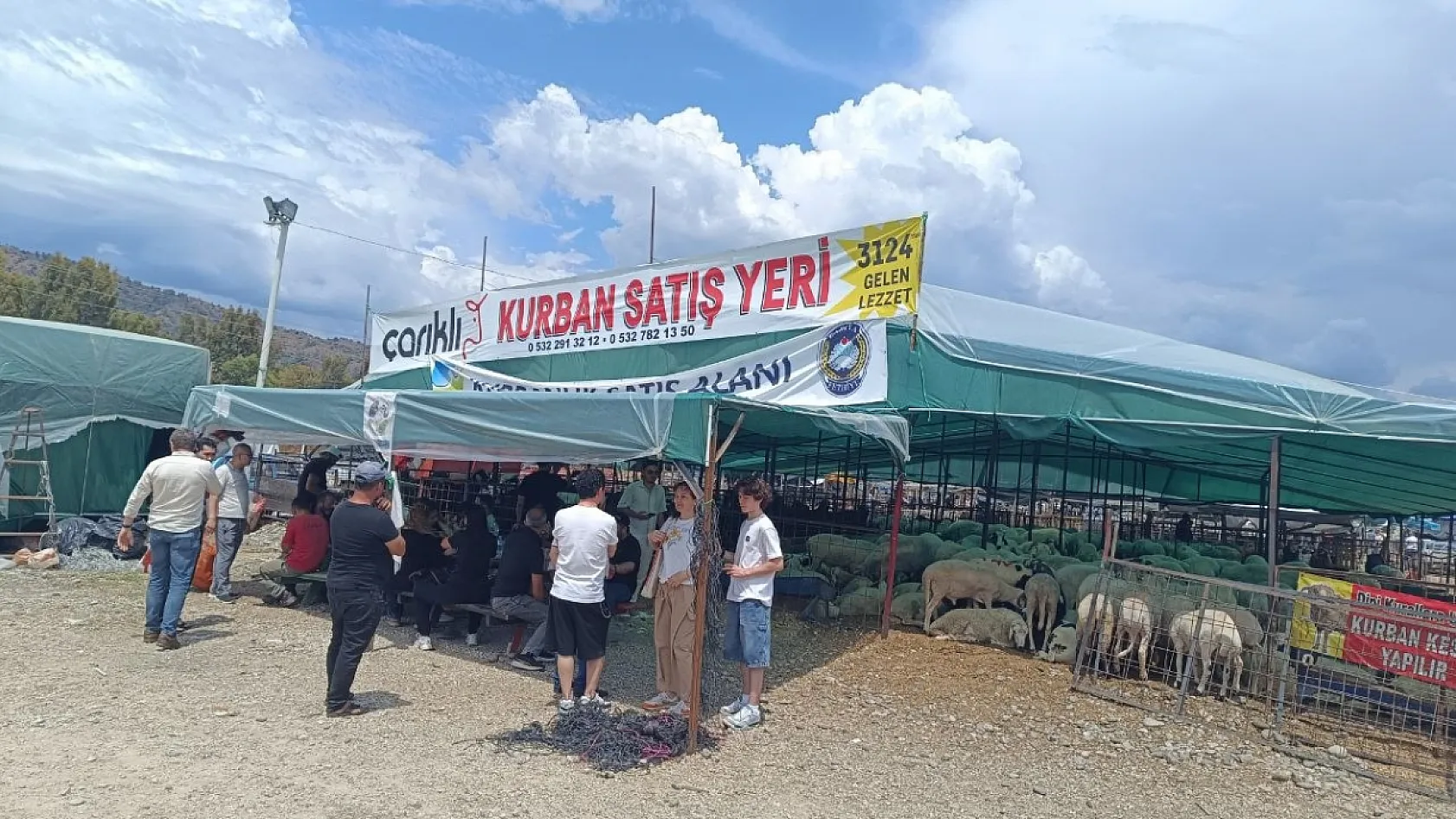 Fethiye'de Kurbanlık Satışları Bayramın İlk Gününde de Devam Etti